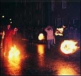 Шотландия: Фестиваль огненных шаров в Стоунхэвене