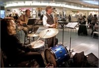 США: Живые концерты в аэропорту