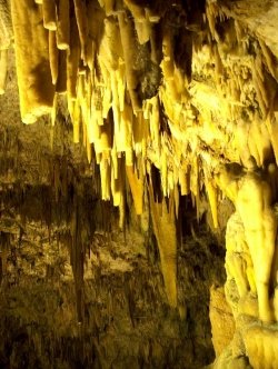       (Drongarati Stalactitic Cave),  